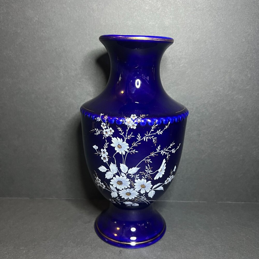 Vintage Giftware Dark Blue & White w/ Gold Trim Porcelain Bud Vase 7.5 x 3.25"